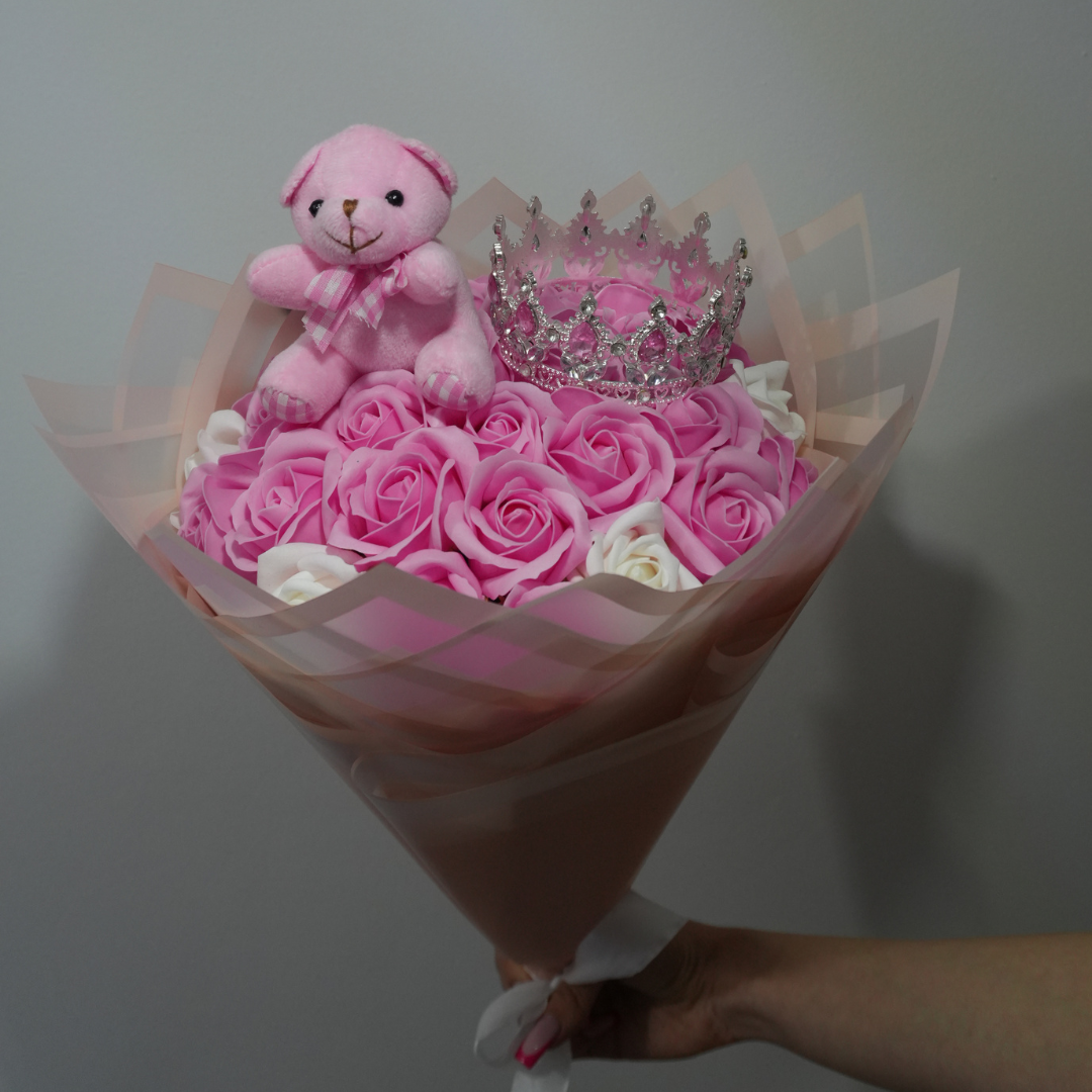 🧸 Buchet Trandafiri roz cu ursuleț și coroniță
