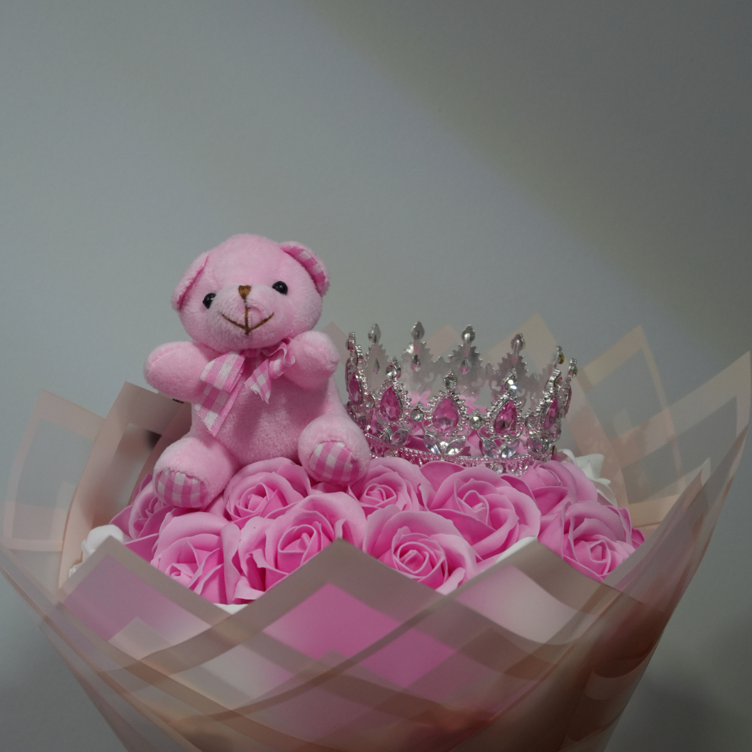 🧸 Buchet Trandafiri roz cu ursuleț și coroniță