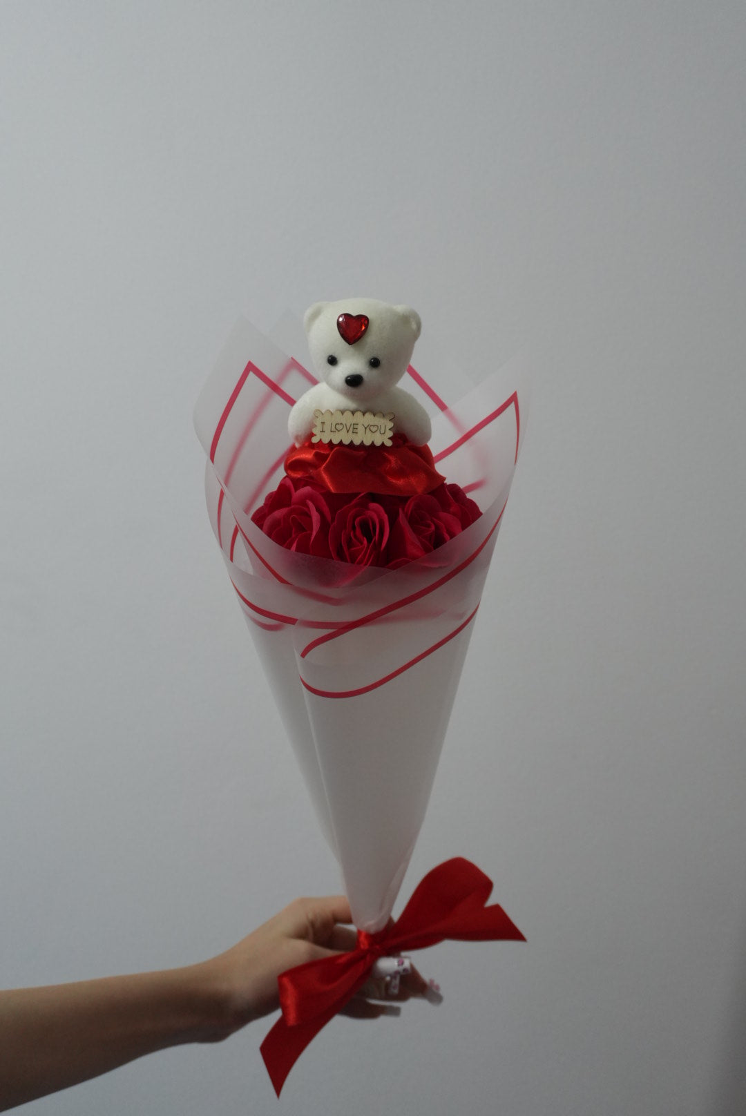 Buchet romantic „I Love You” – trandafiri premium cu ursuleț