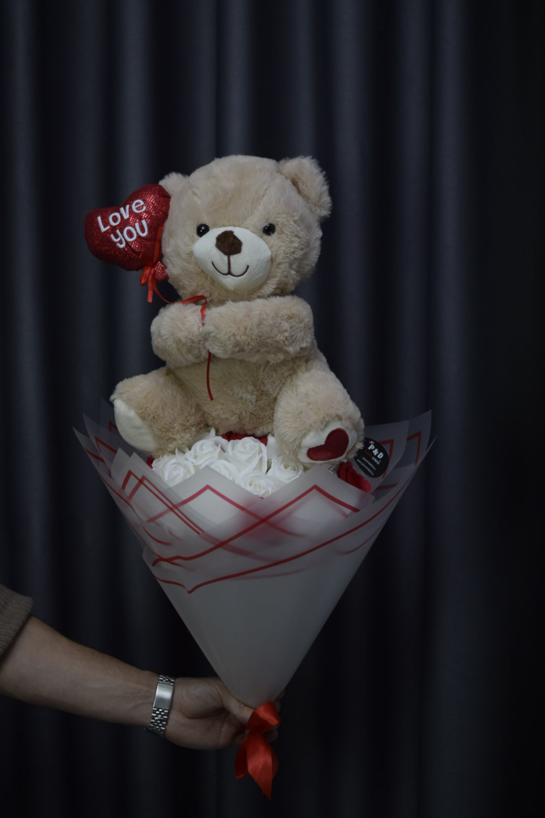 Buchet cu Trandafiri și Ursuleț – Cadoul Perfect pentru Ea