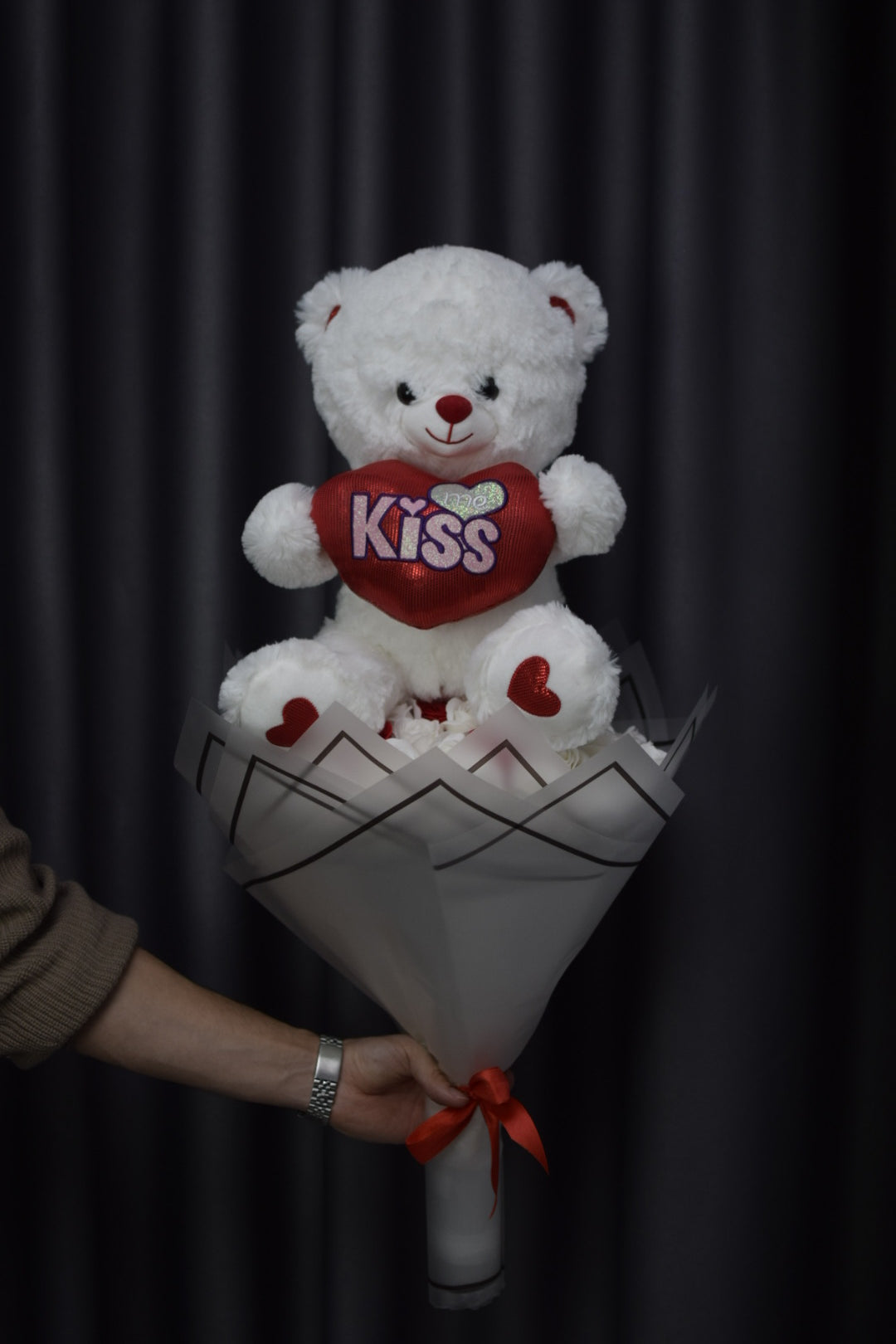 Buchet Valentine’s Day cu Trandafiri și Urs Mare – Cadou pentru Iubită