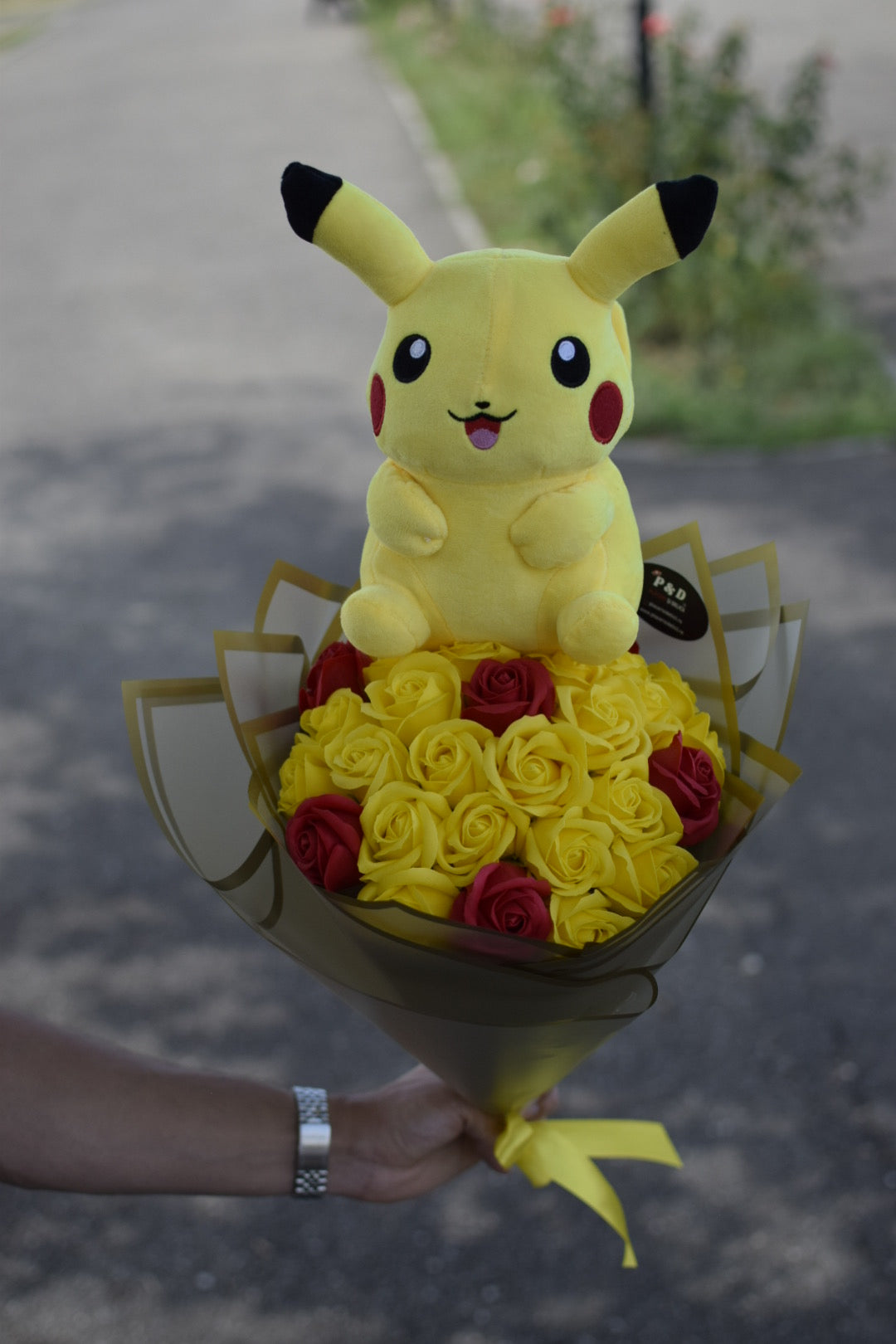 Buchet trandafiri cu Pikachu