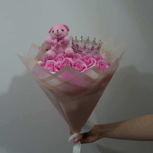 🧸 Buchet Trandafiri roz cu ursuleț și coroniță