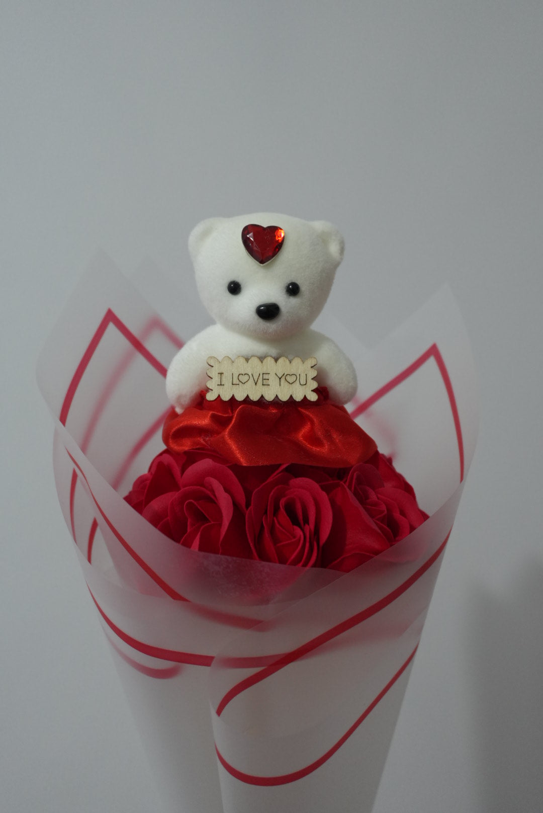 Buchet romantic „I Love You” – trandafiri premium cu ursuleț