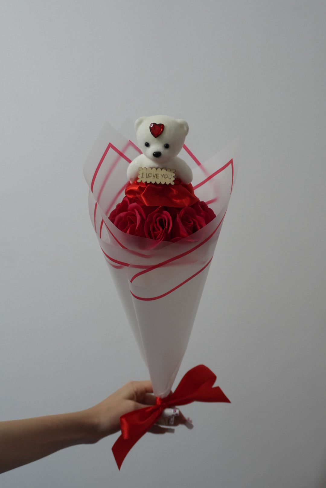 Buchet romantic „I Love You” – trandafiri premium cu ursuleț