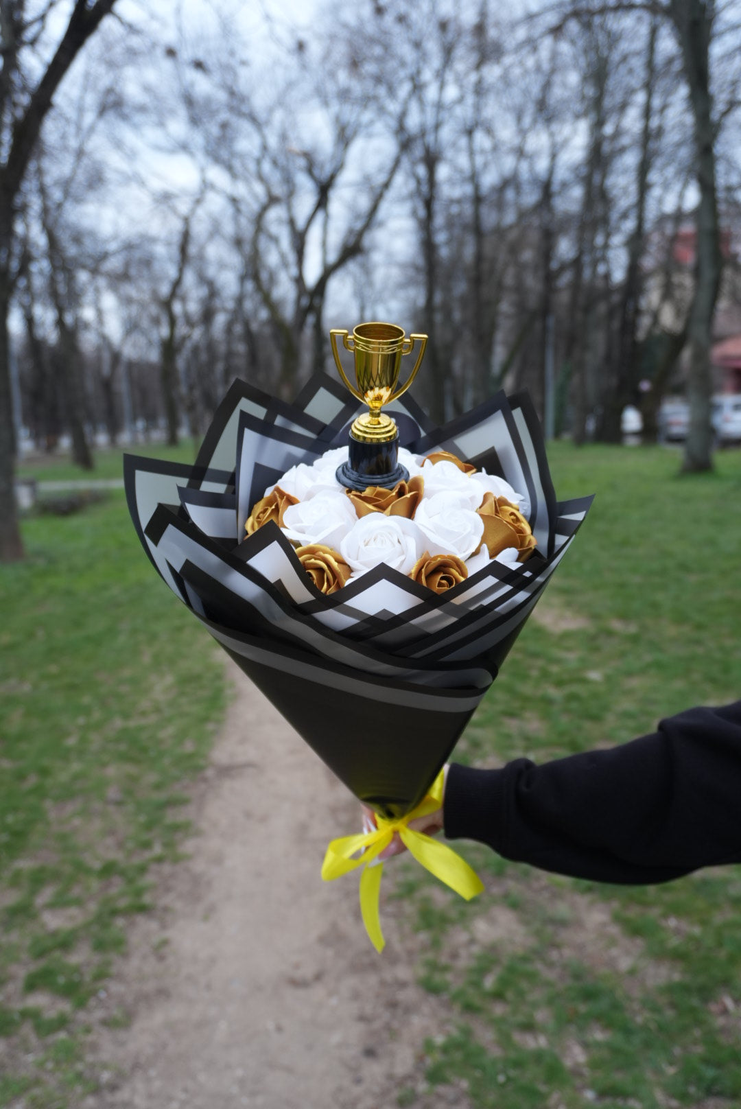 Buchetul Campionilor – 19 Trandafiri Alb & Auriu cu Trofeu (Cadou de Felicitare)