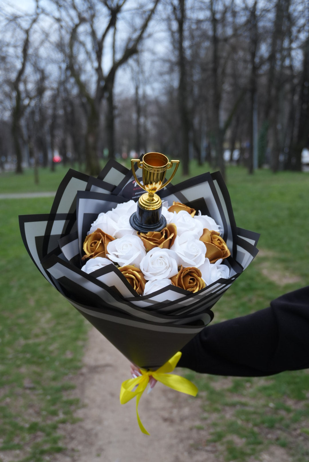 Buchetul Campionilor – 19 Trandafiri Alb & Auriu cu Trofeu (Cadou de Felicitare)