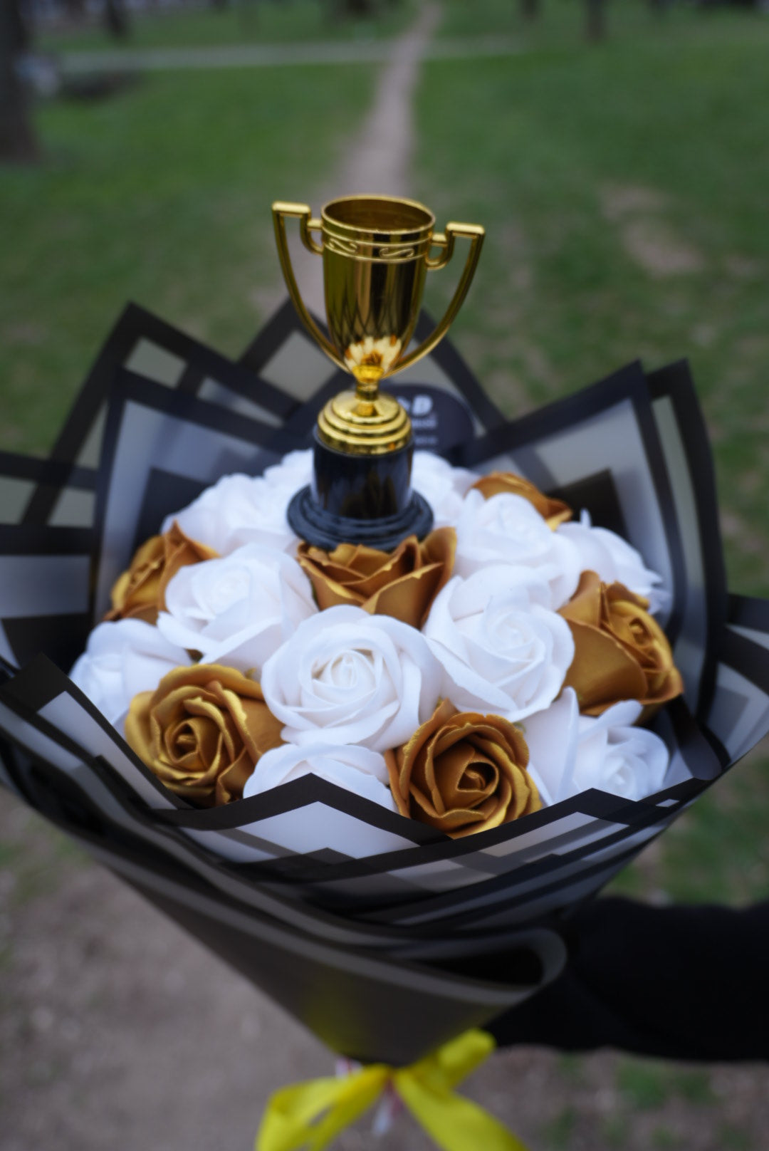Buchetul Campionilor – 19 Trandafiri Alb & Auriu cu Trofeu (Cadou de Felicitare)