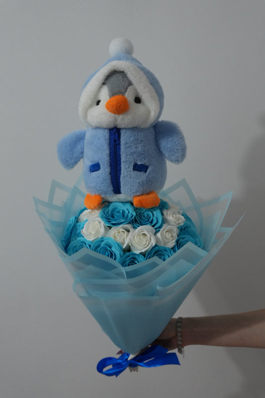 Buchet Pinguin Premium – 31 Trandafiri Alb & Baby Blue