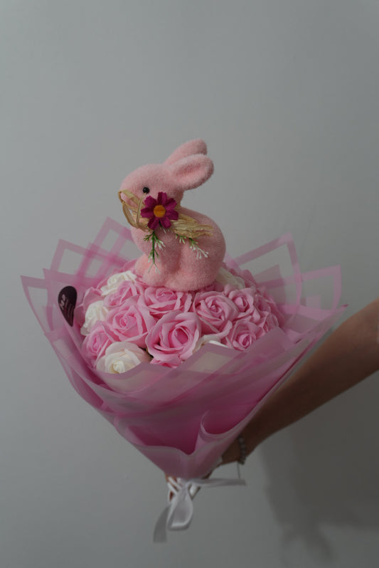 Buchet cu Iepuraș – Cadoul Perfect de Paște