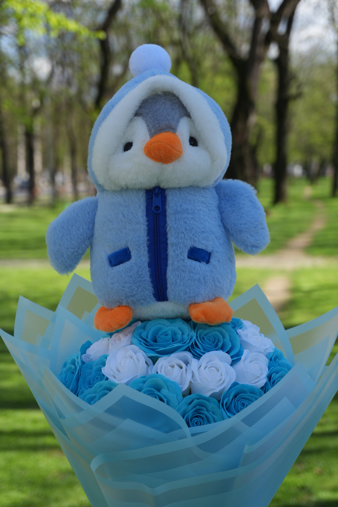 Buchet Pinguin Premium – 31 Trandafiri Alb & Baby Blue