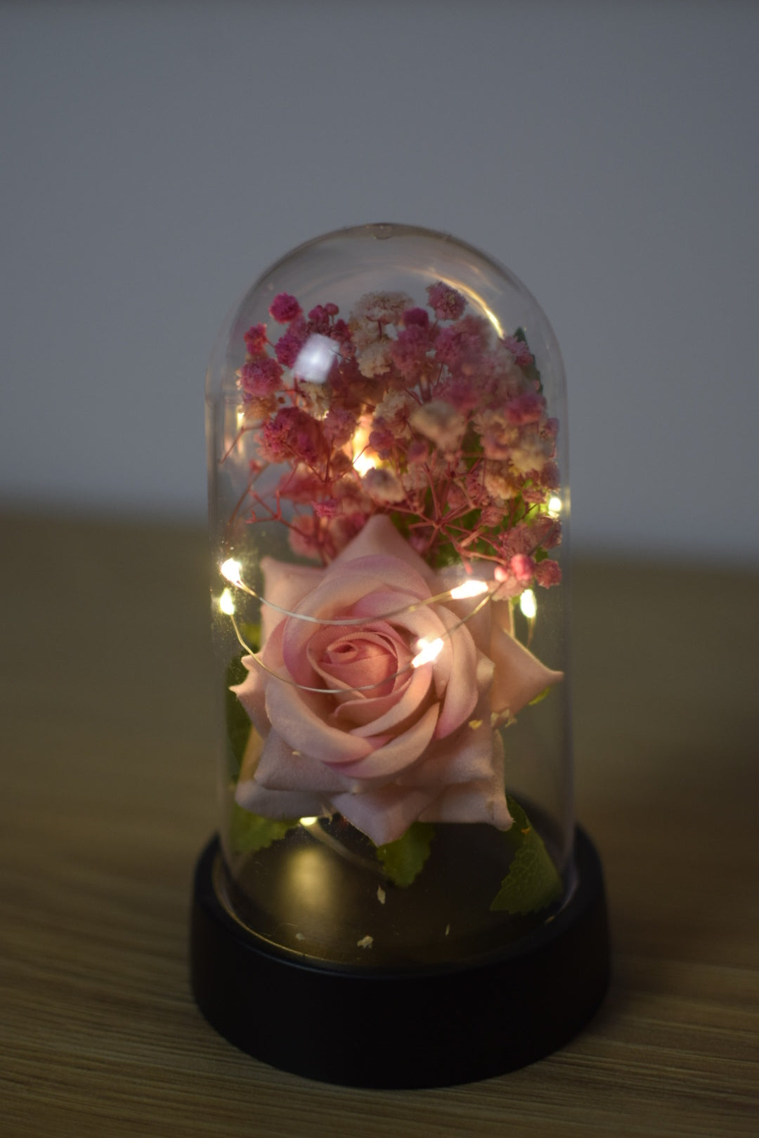 Trandafir Premium în Cupolă cu LED – Cadou Elegant și Special