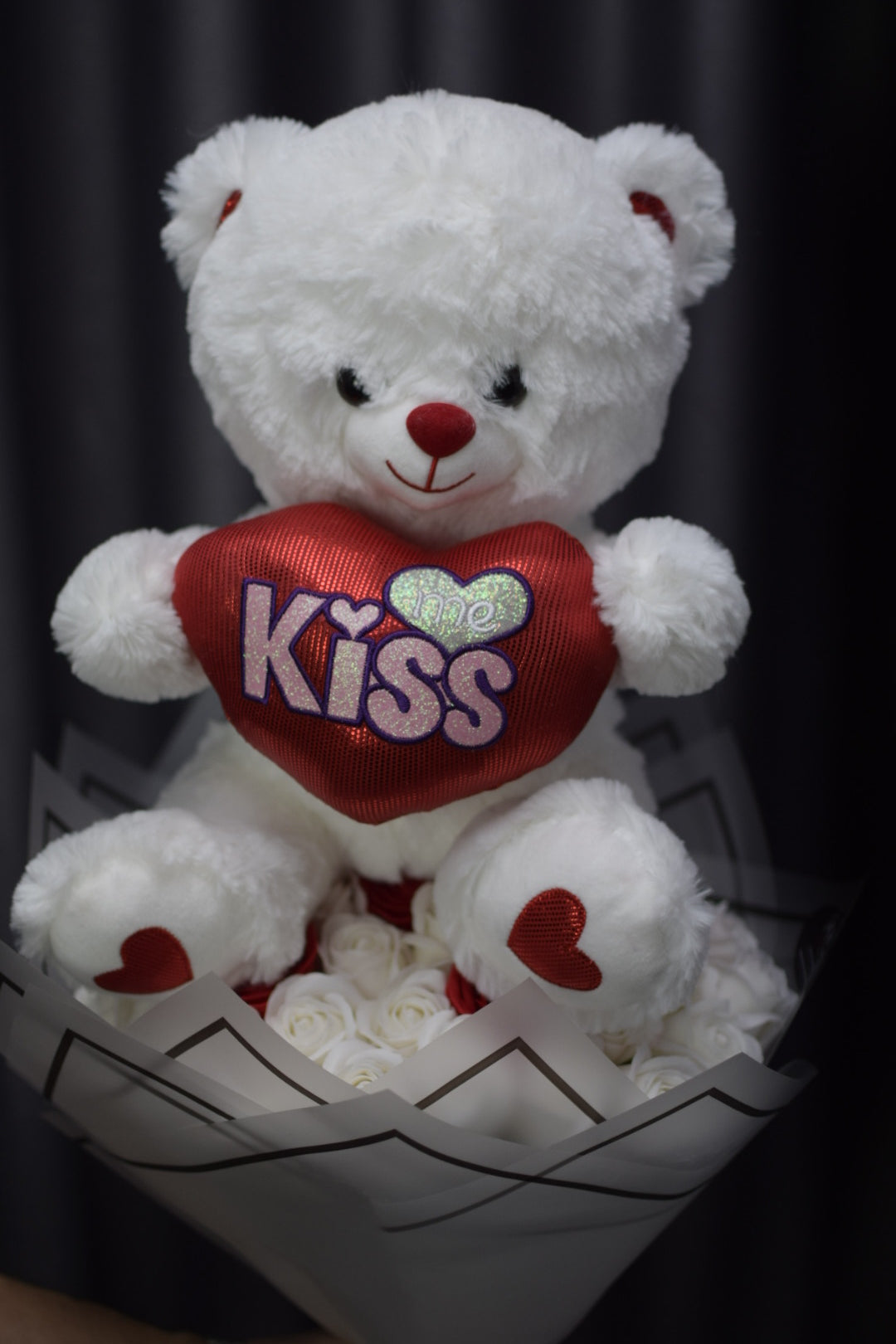 Buchet Valentine’s Day cu Trandafiri și Urs Mare – Cadou pentru Iubită