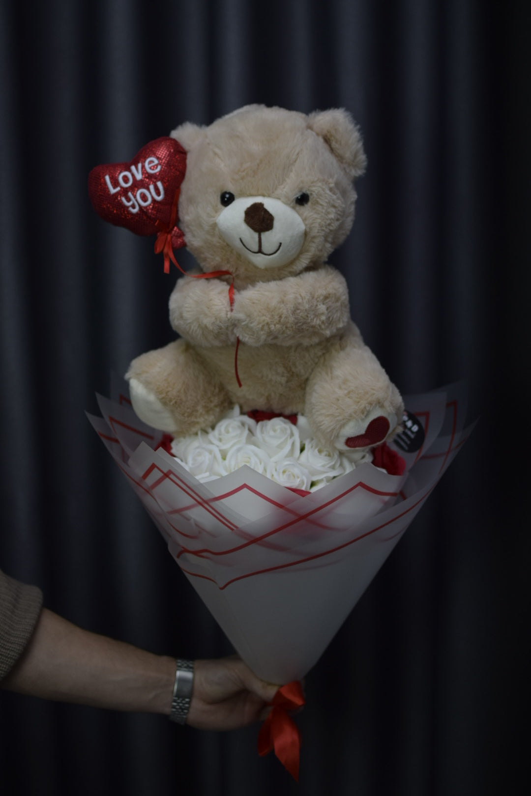 Buchet cu Trandafiri și Ursuleț – Cadoul Perfect pentru Ea