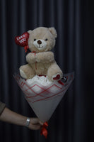 Buchet Valentine’s Day cu Trandafiri și Ursuleț – Cadoul Perfect pentru Ea