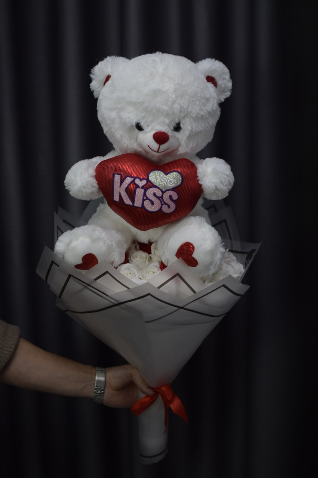 Buchet Valentine’s Day cu Trandafiri și Urs Mare – Cadou pentru Iubită