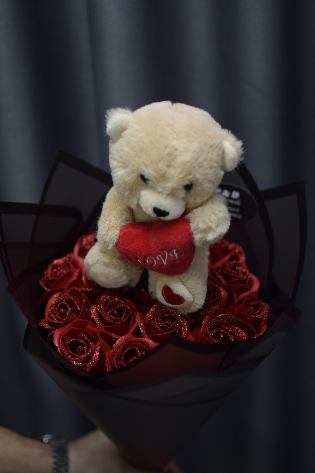 Buchet Valentine’s Day cu Trandafiri Roșii cu Sclipici și Ursuleț – Cadou pentru Ea