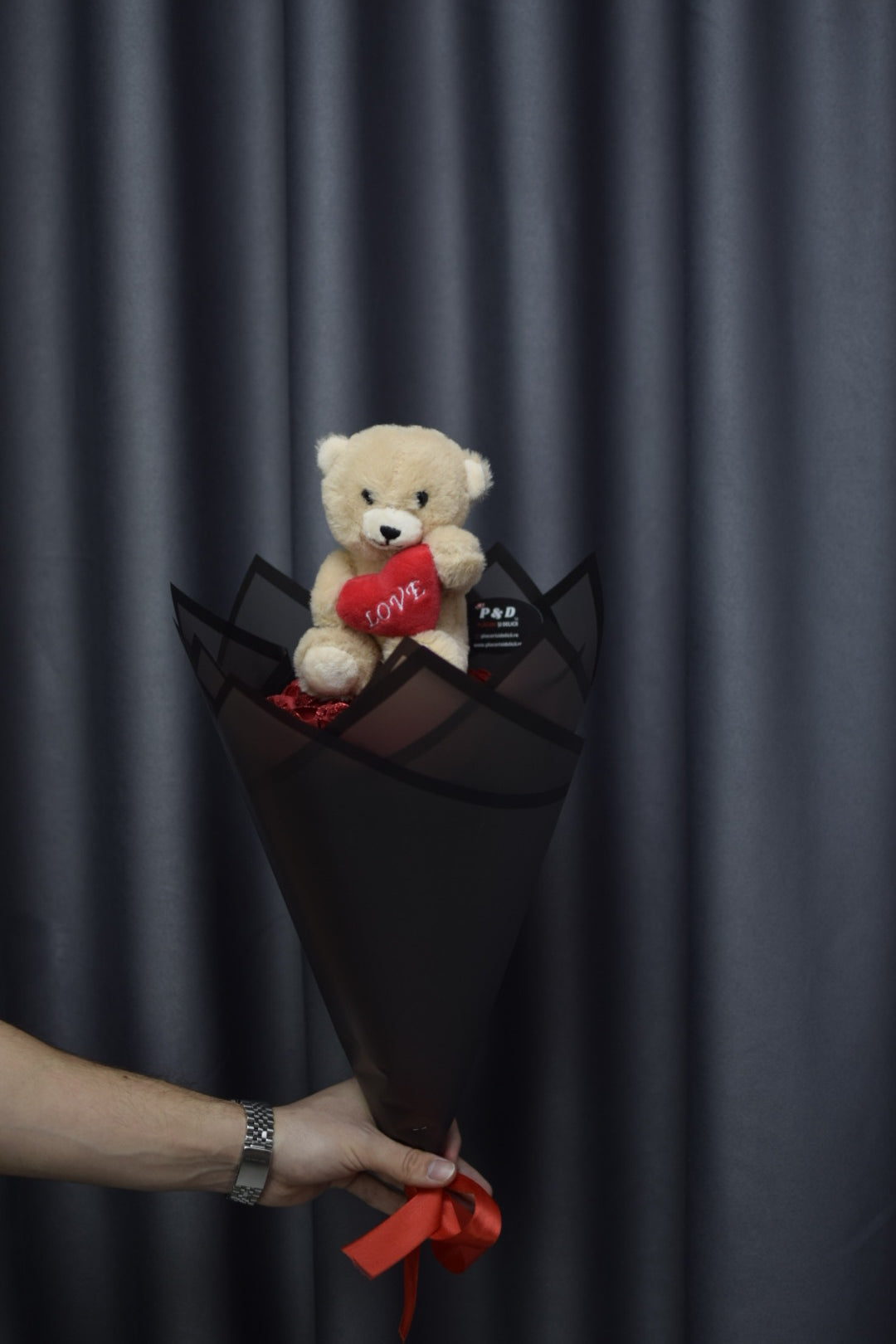 Buchet Valentine’s Day cu Trandafiri Roșii cu Sclipici și Ursuleț – Cadou pentru Ea