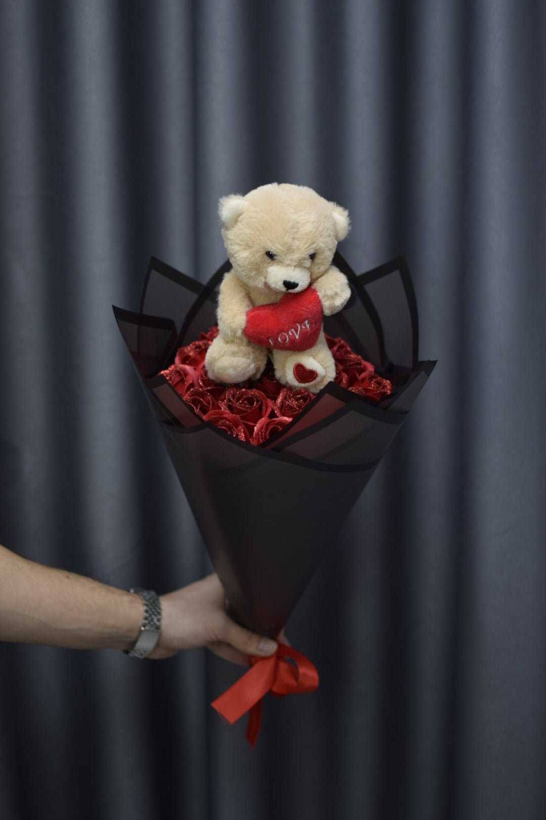Buchet Valentine’s Day cu Trandafiri Roșii cu Sclipici și Ursuleț – Cadou pentru Ea