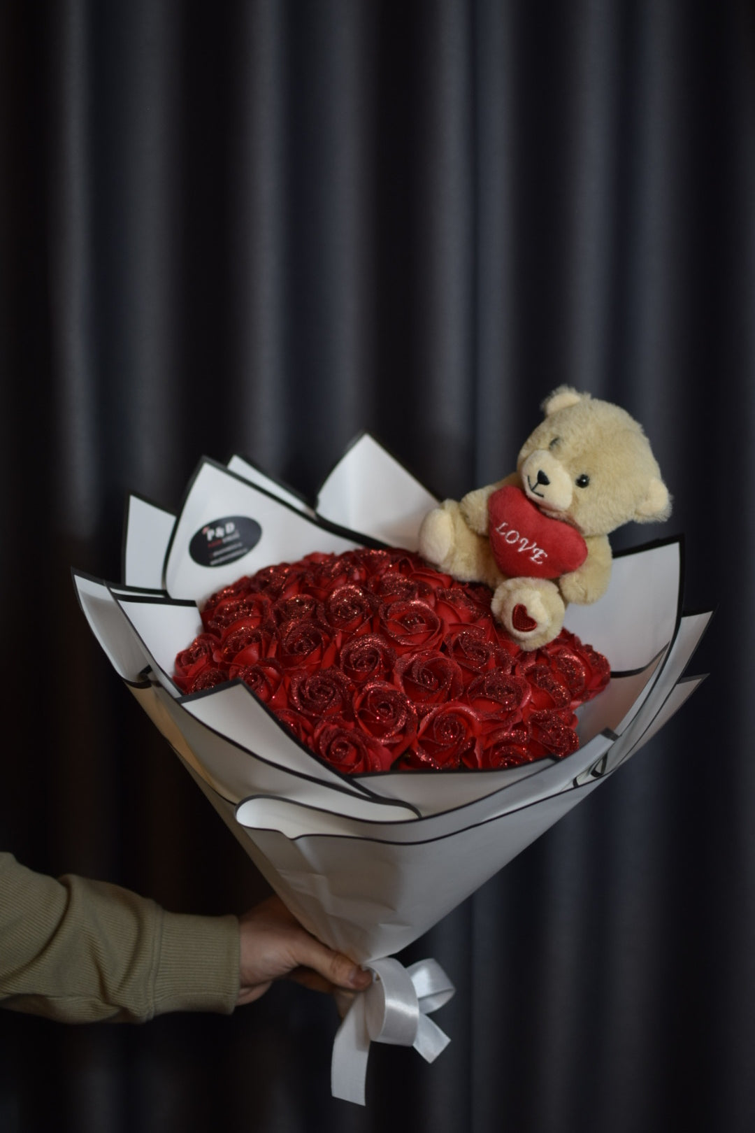 Buchet  cu Trandafiri Roșii cu Sclipici și Ursuleț – Cadou pentru Ea