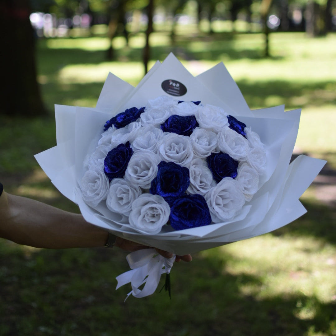 Buchet Trandafiri Royal Cu Sclipici Premium Albastru și Alb