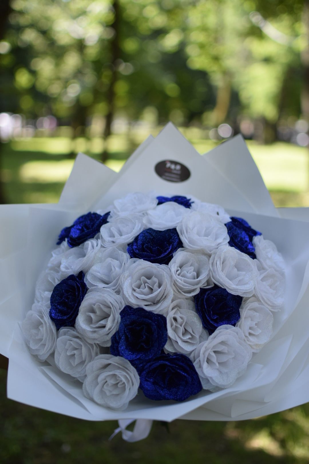 Buchet Trandafiri Royal Cu Sclipici Premium Albastru și Alb
