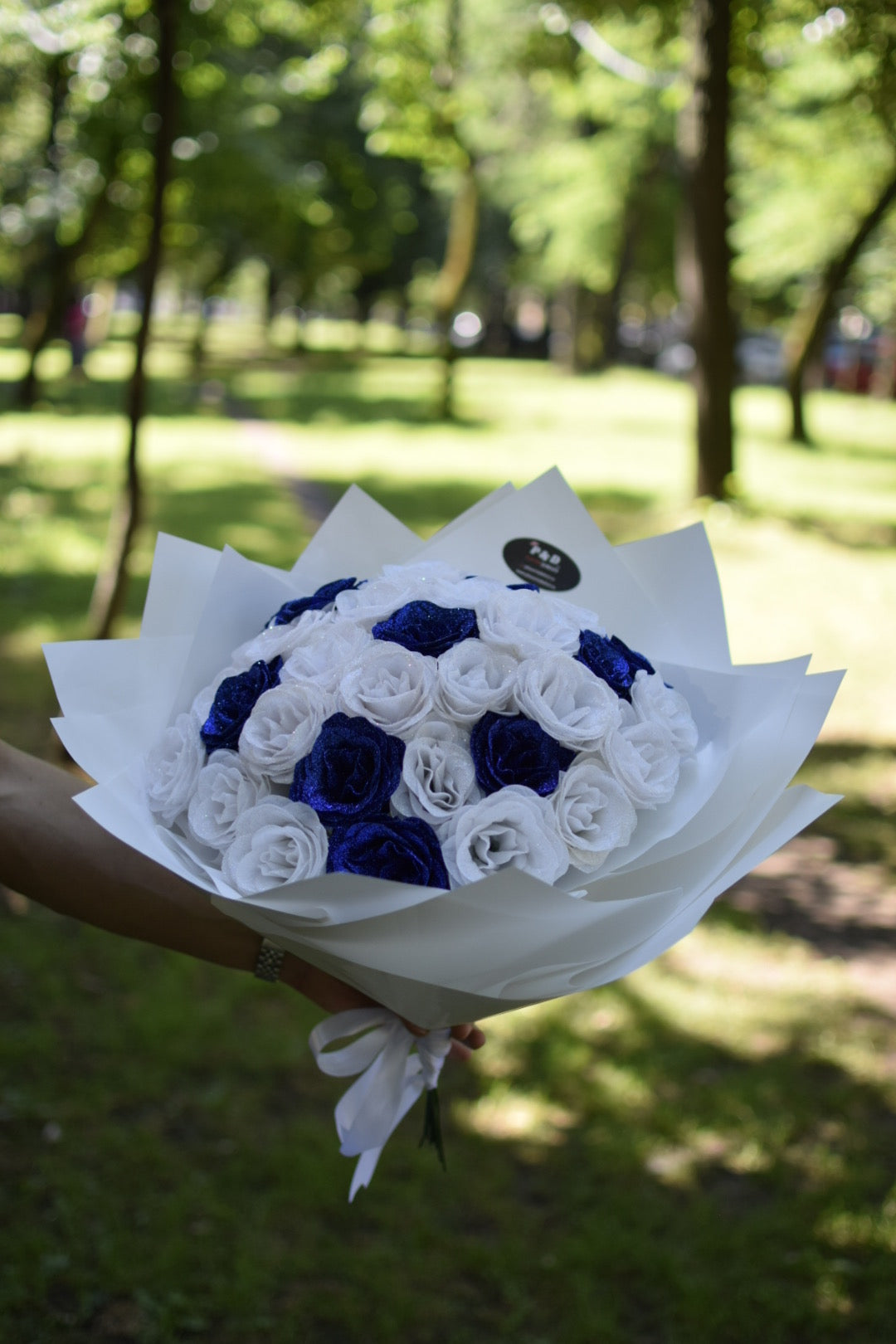 Buchet Trandafiri Royal Cu Sclipici Premium Albastru și Alb