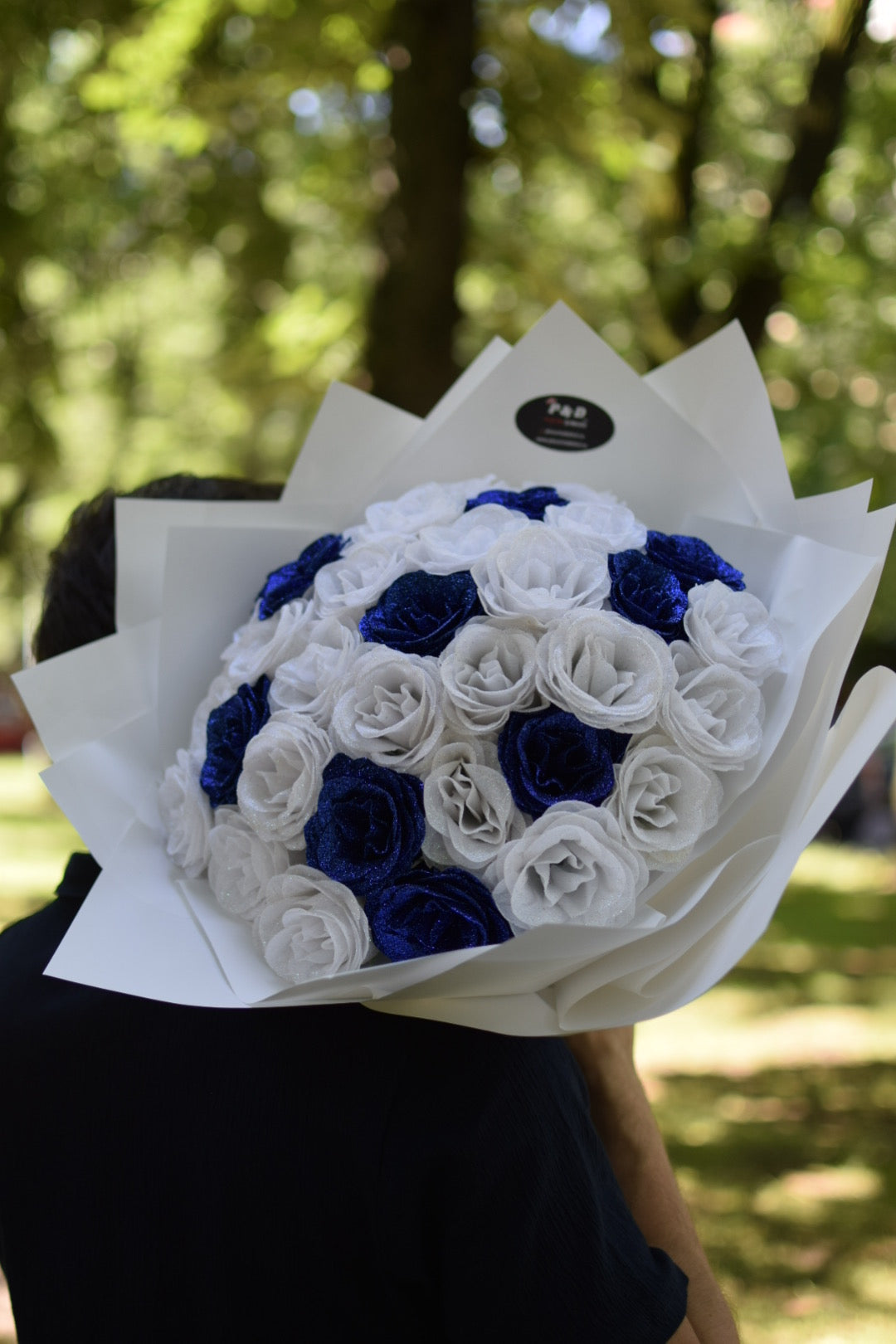 Buchet Trandafiri Royal Cu Sclipici Premium Albastru și Alb
