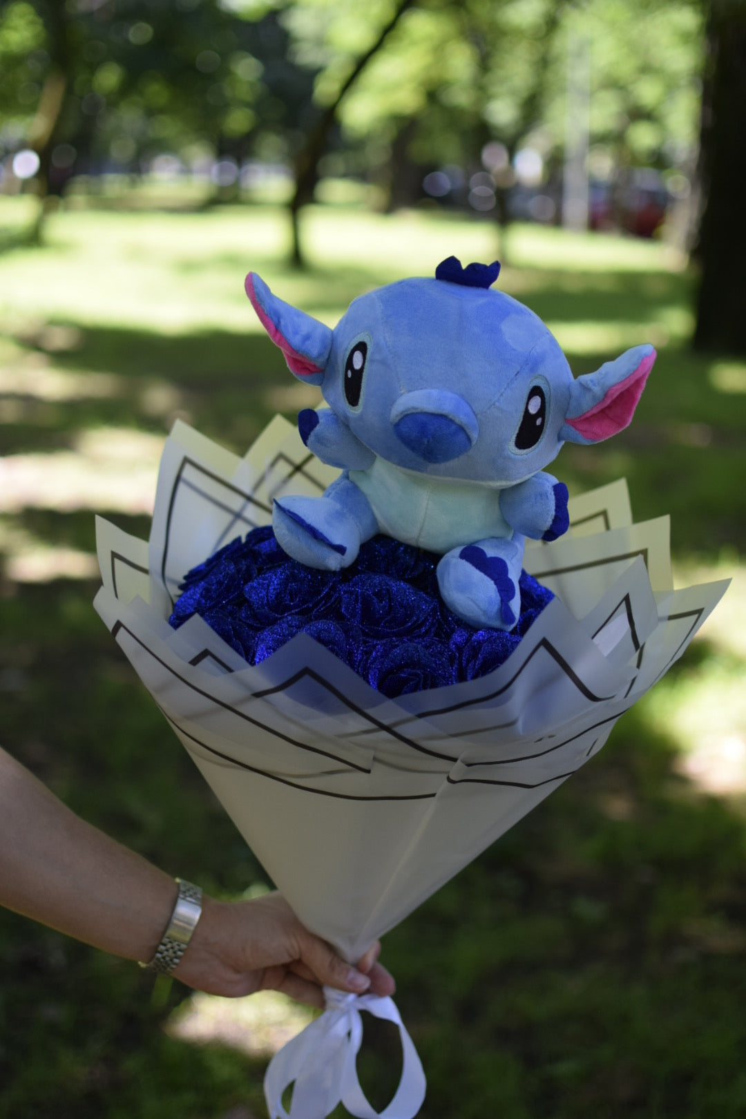 Buchet Trandafiri Premium Sclipici cu Stitch și Angel