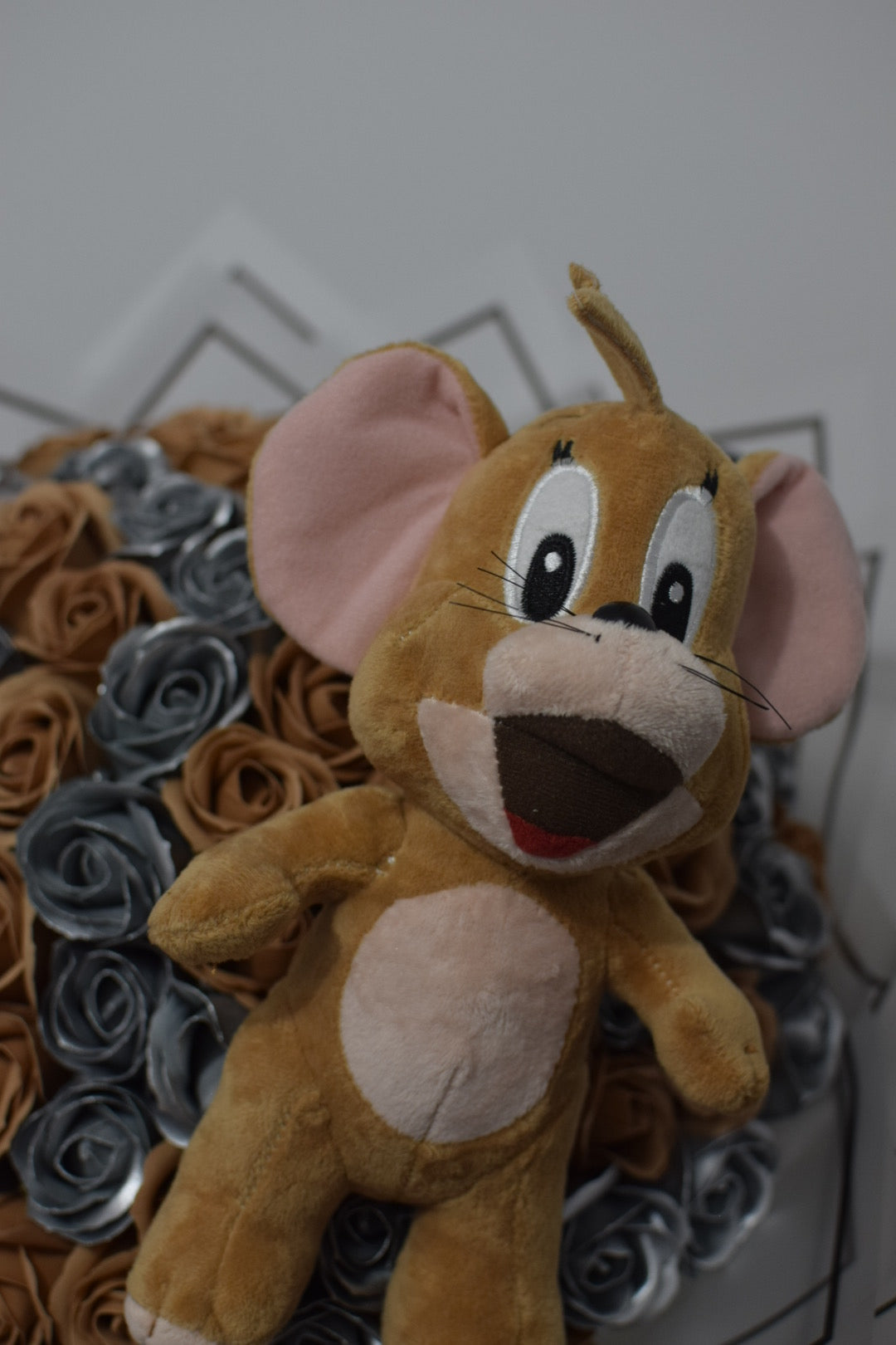 Buchet 101 Trandafiri Premium cu Tom & Jerry – Cadou Unic