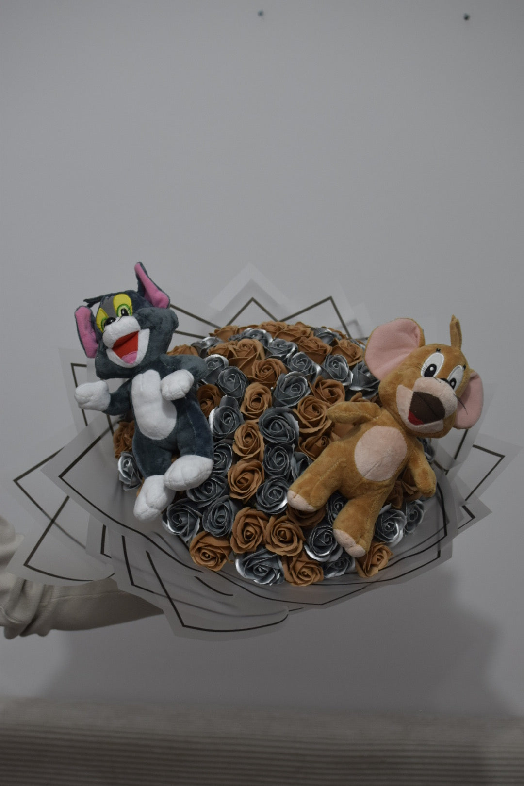 Buchet 101 Trandafiri Premium cu Tom & Jerry – Cadou Unic