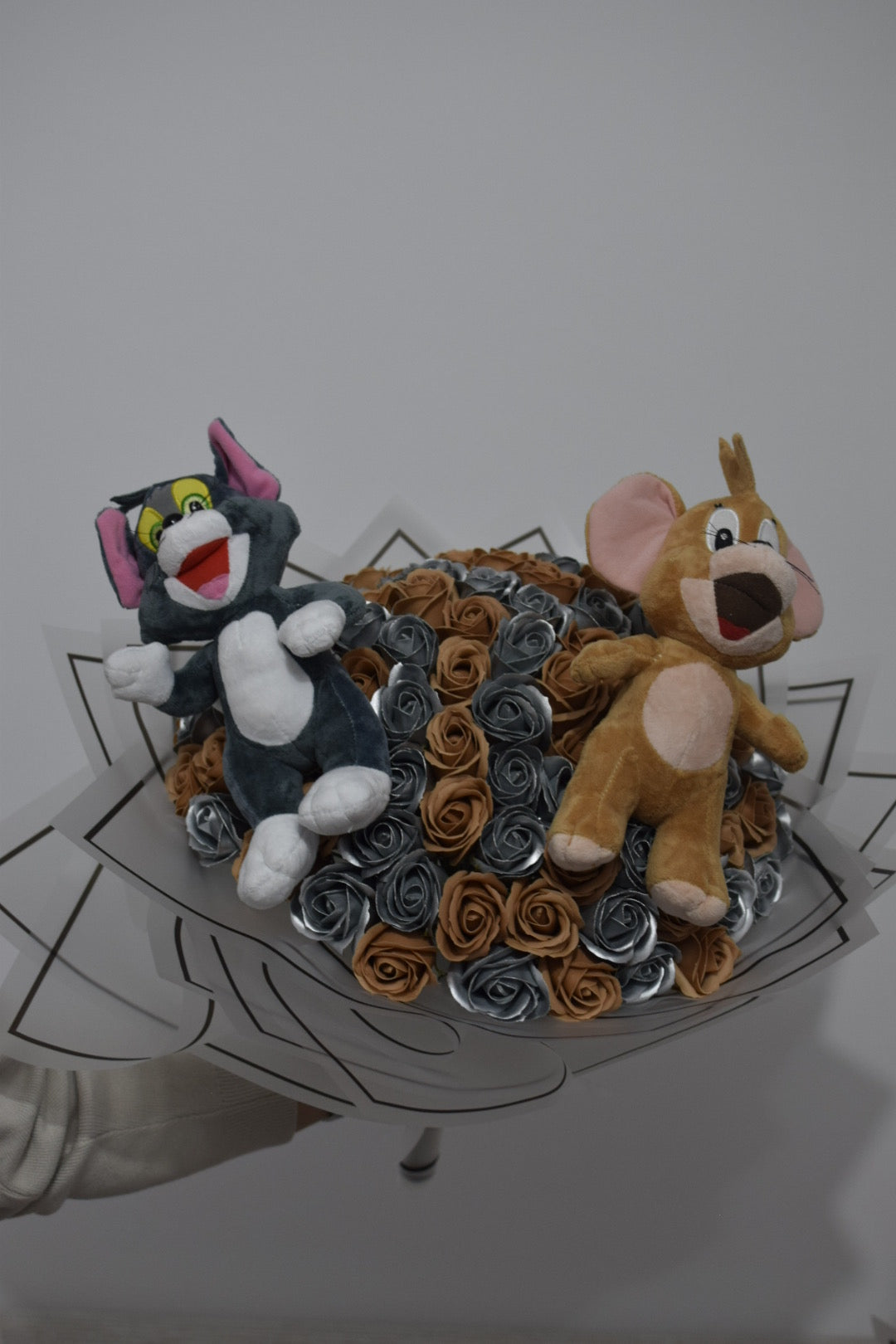 Buchet 101 Trandafiri Premium cu Tom & Jerry – Cadou Unic