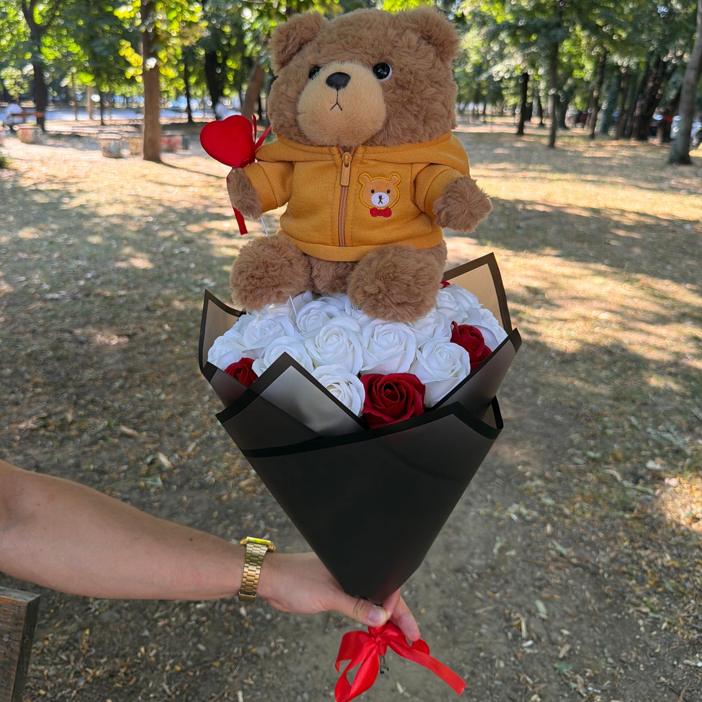 Buchet cu Trandafiri și Ursuleț Cu Hanorac