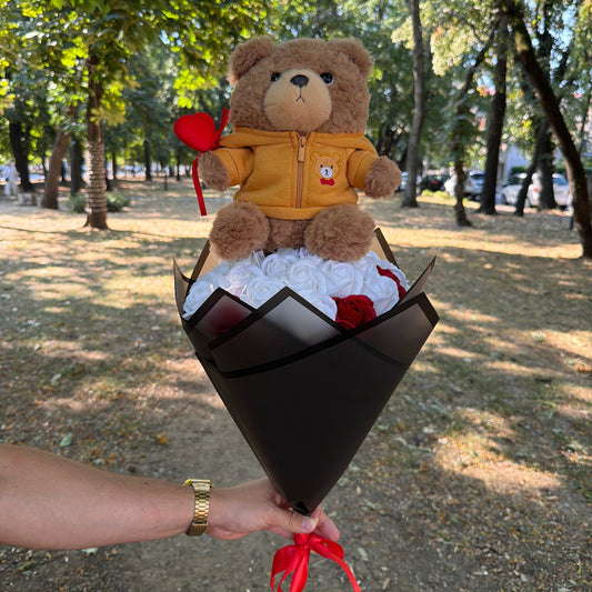 Buchet cu Trandafiri și Ursuleț Cu Hanorac