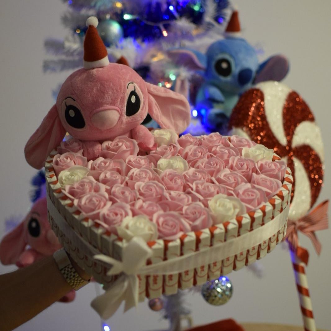 Aranjament Kinder cu Stitch și Angel (Cadoul perfect de Crăciun🎅)